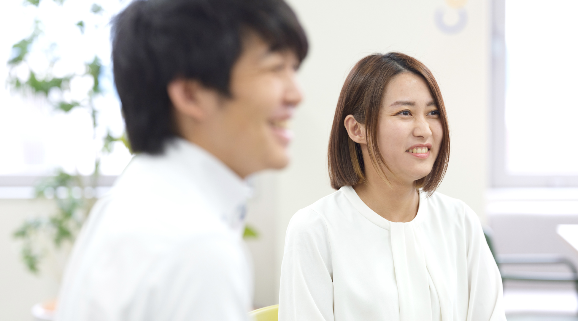 子育てと仕事の両立について話す2人